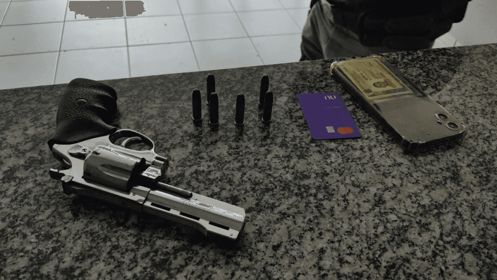 Uma arma usada no crime foi apreendida pelos policiais