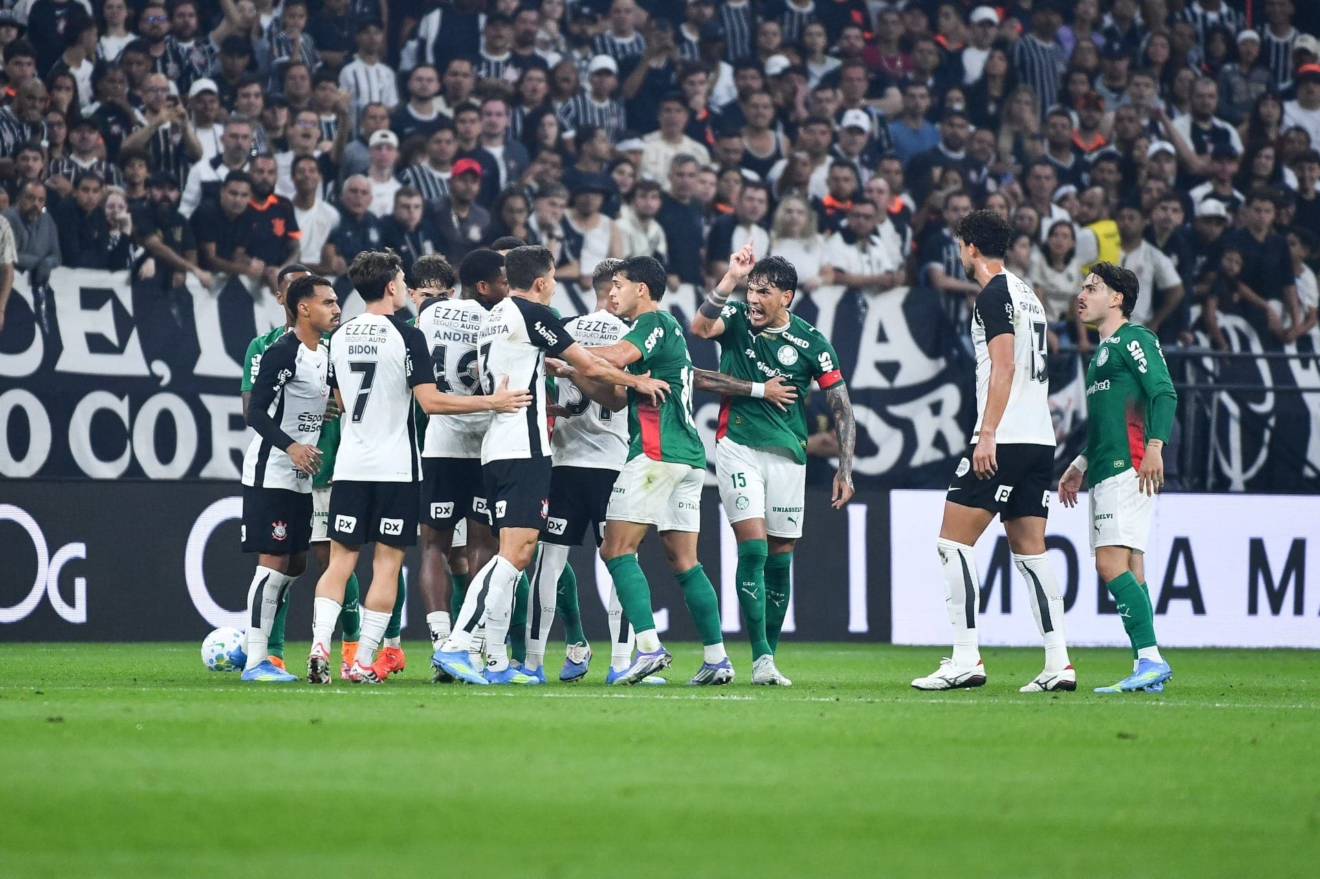 Confusão durante partida entre Corinthians e Palmeiras, pelo Brasileirão
