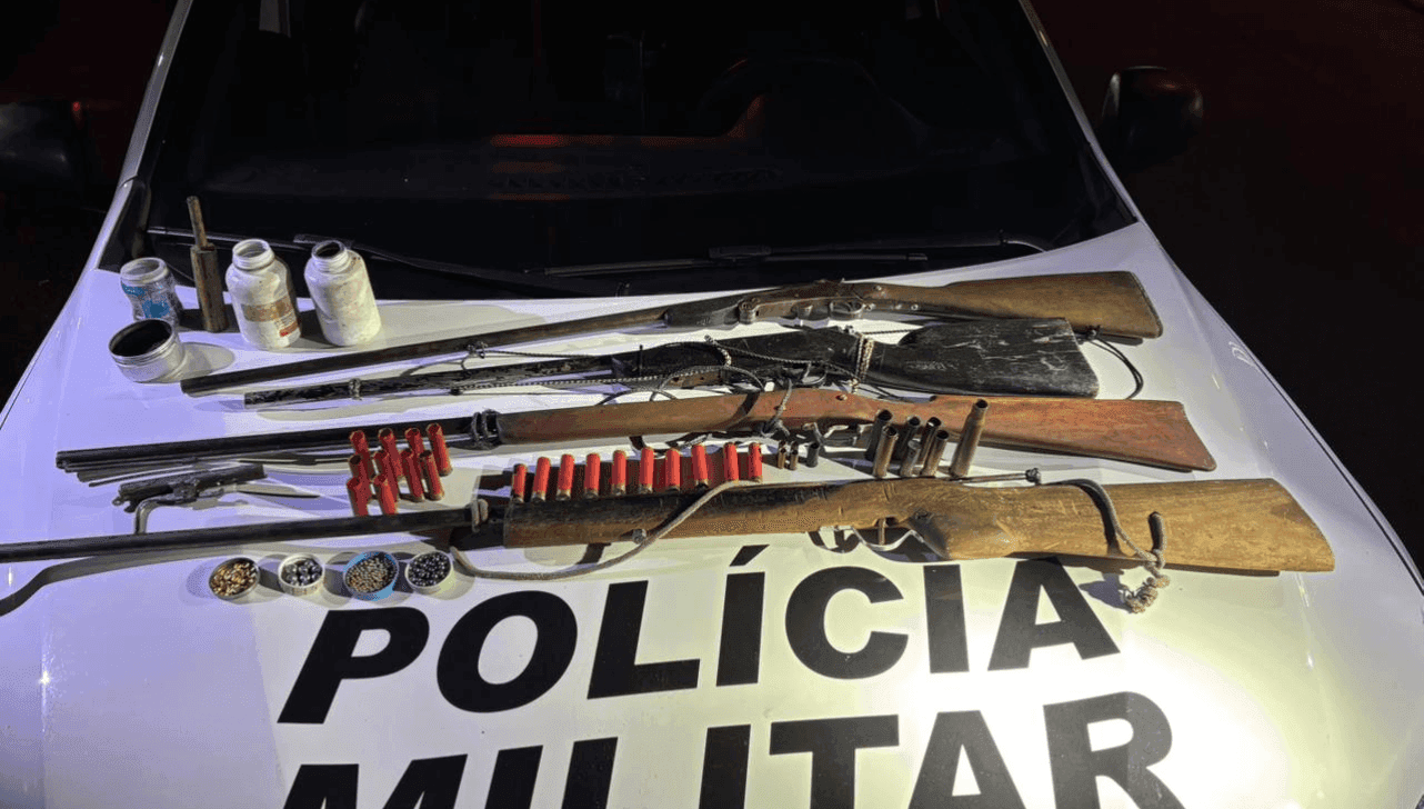 Foram apreendidas quatro espingardas calibre 32, estojos deflagrados de diversos calibres e cartuchos