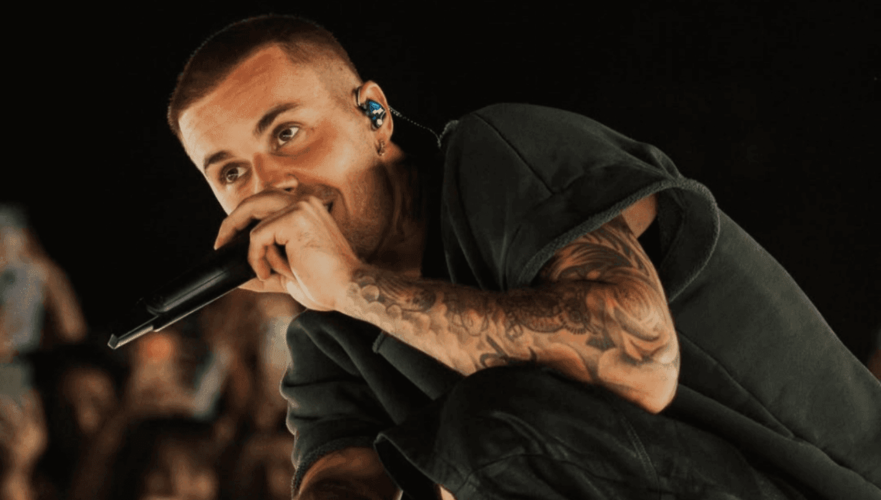 Justin Bieber se aproxima do público em apresentação intimista no Coachella