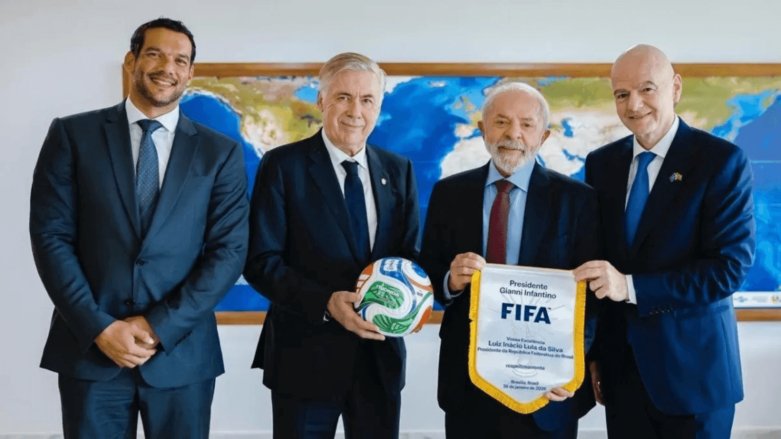 Presidente Lula junto ao técnico Carlo Ancelotti, Samir Xaud, presidente da CBF, e Gianni Infantino, presidente da Fifa