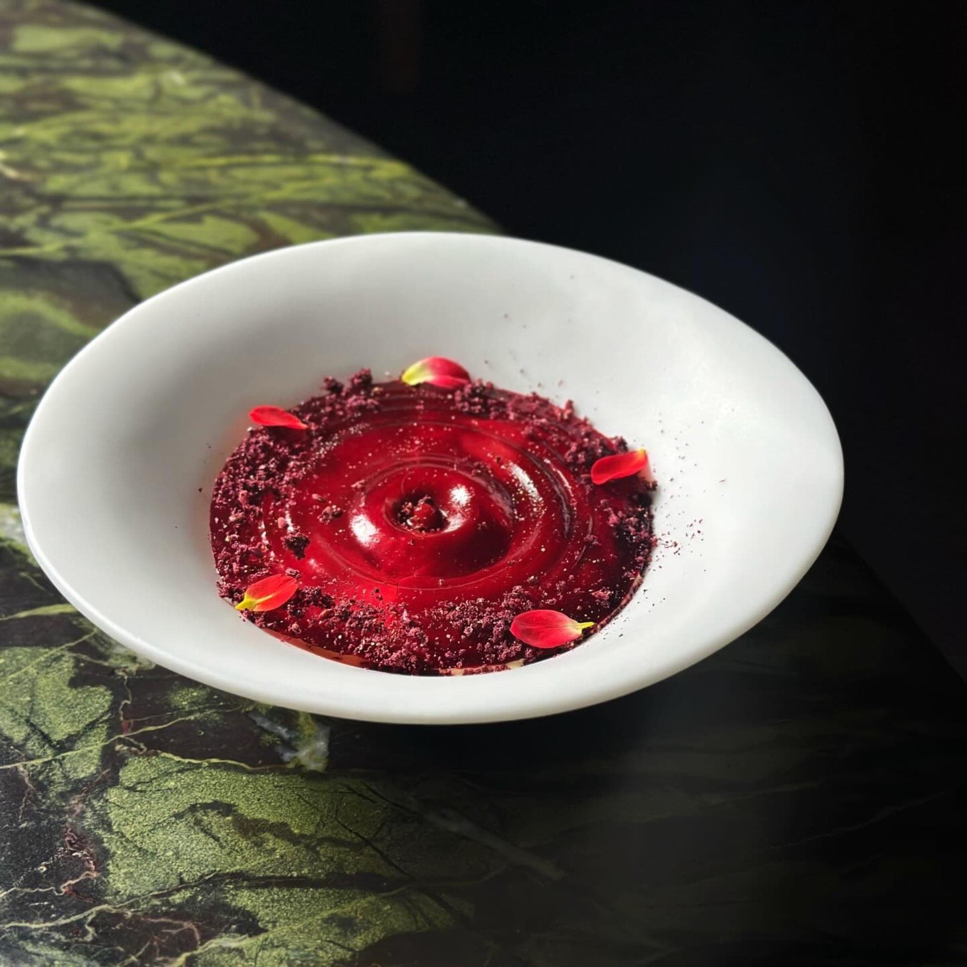 Sorbet de pitanga, amora em texturas (in natura, marmelada e crocante) e zabaione de ovo de pata da Casa TUJU - SP
