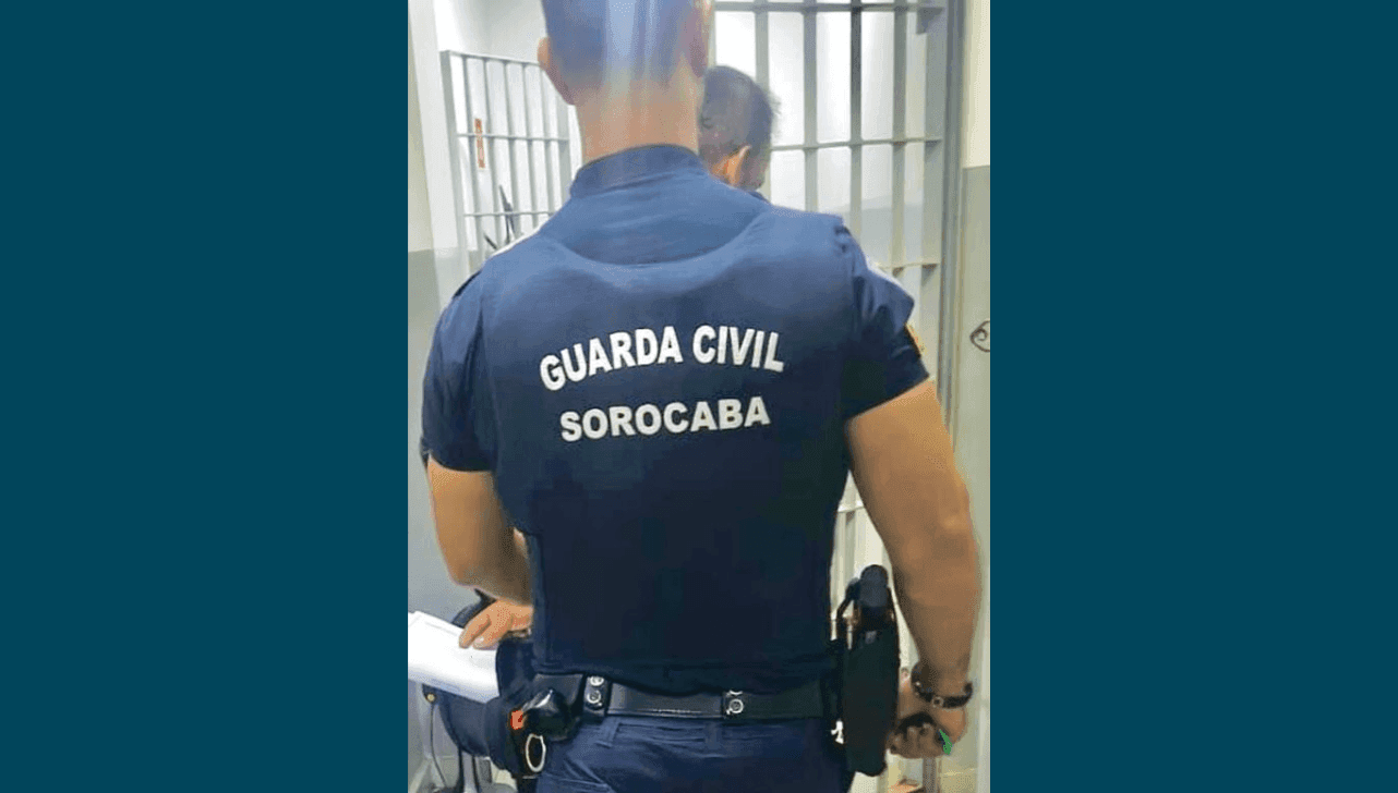 Suspeito foi levado ao plantão policial após acidente no bairro Cajuru