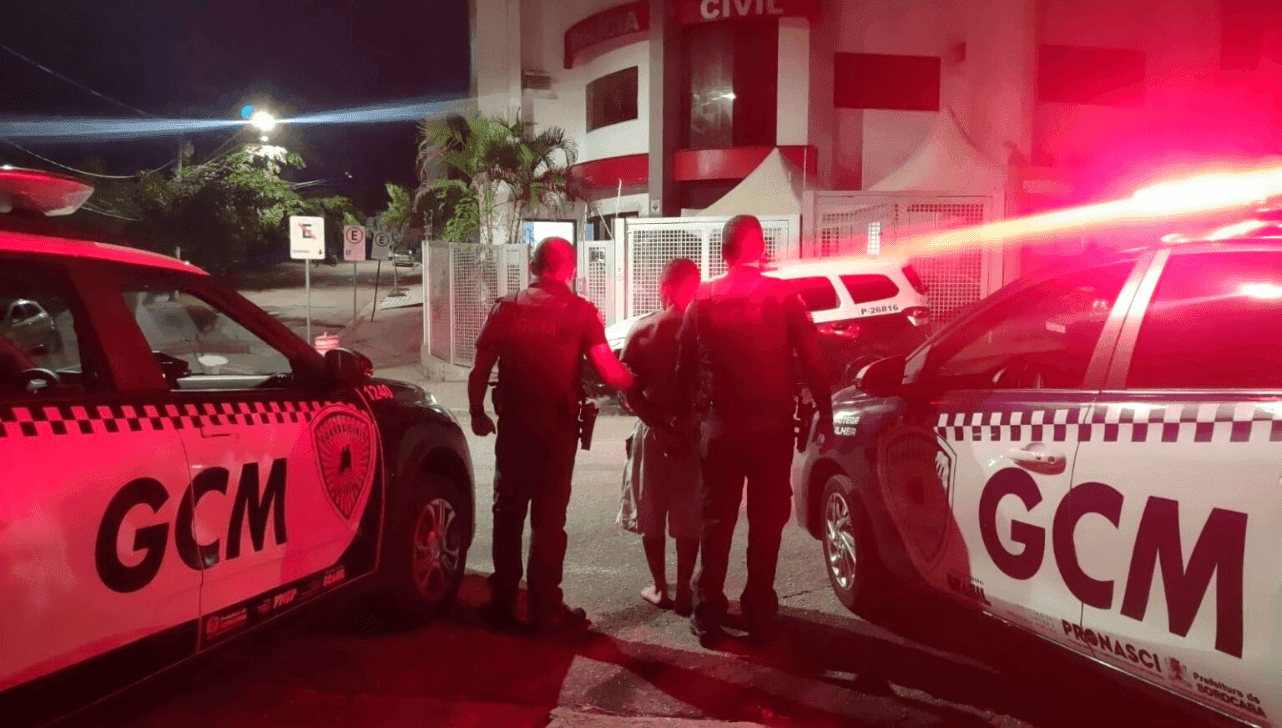 Suspeito foi localizado em uma praça após fugir do local da ocorrência