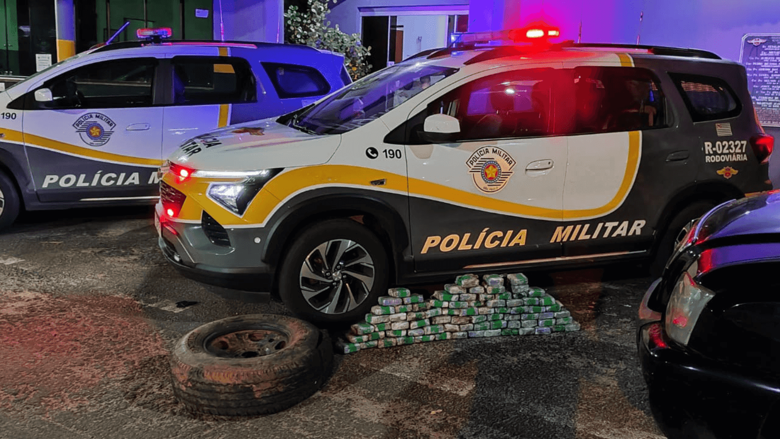 Foram apreendidos no veículo mais de 22 quilos da droga