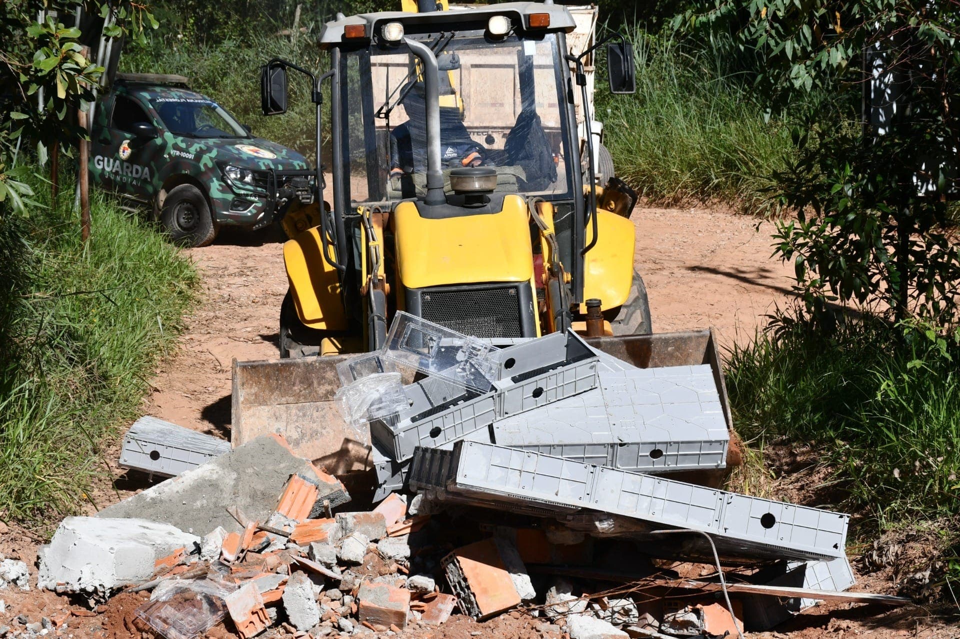 Guarda Municipal atuando na remoção da estrutura clandestina
