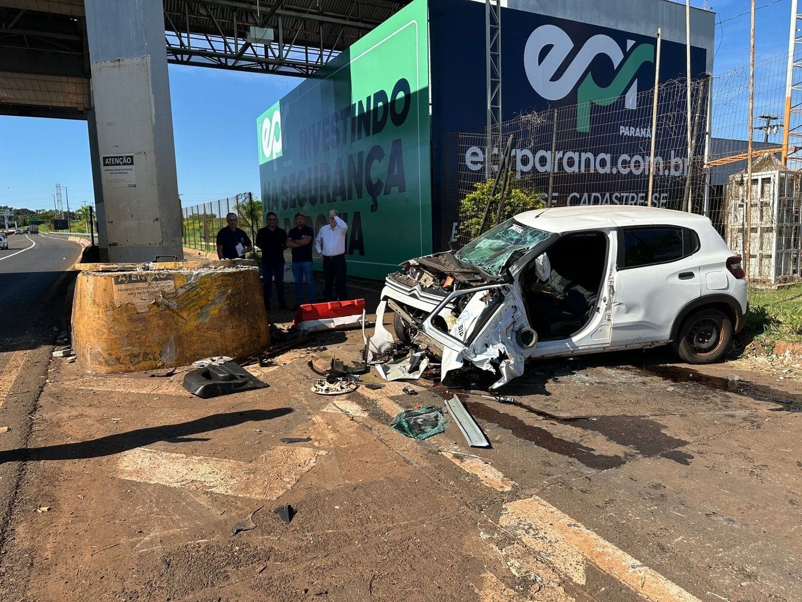 Motorista morre ao bater carro em mureta de pedágio no Paraná