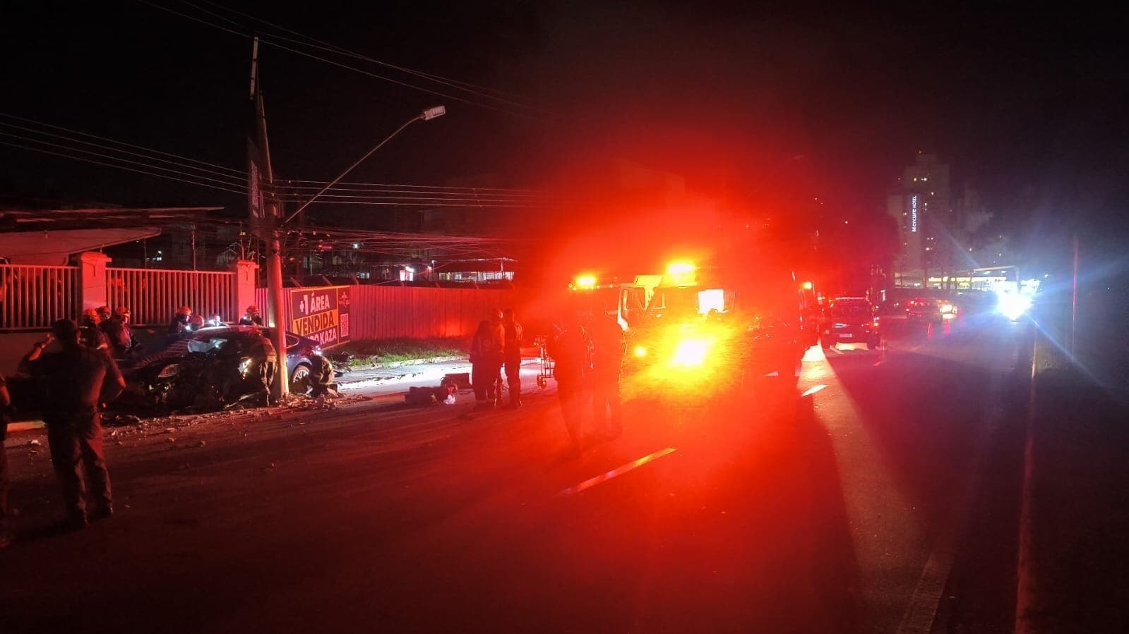 Motorista perde controle, bate em muro e deixa casal ferido em SJCampos