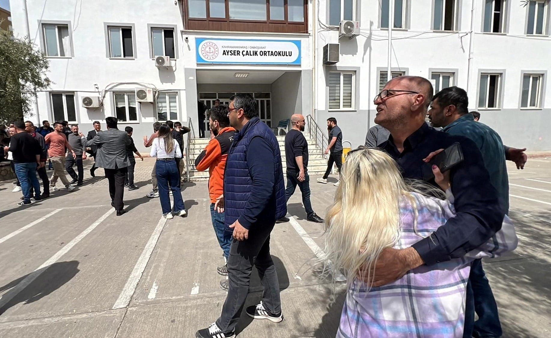 Pessoas do lado de fora de escola na Turquia após ataque