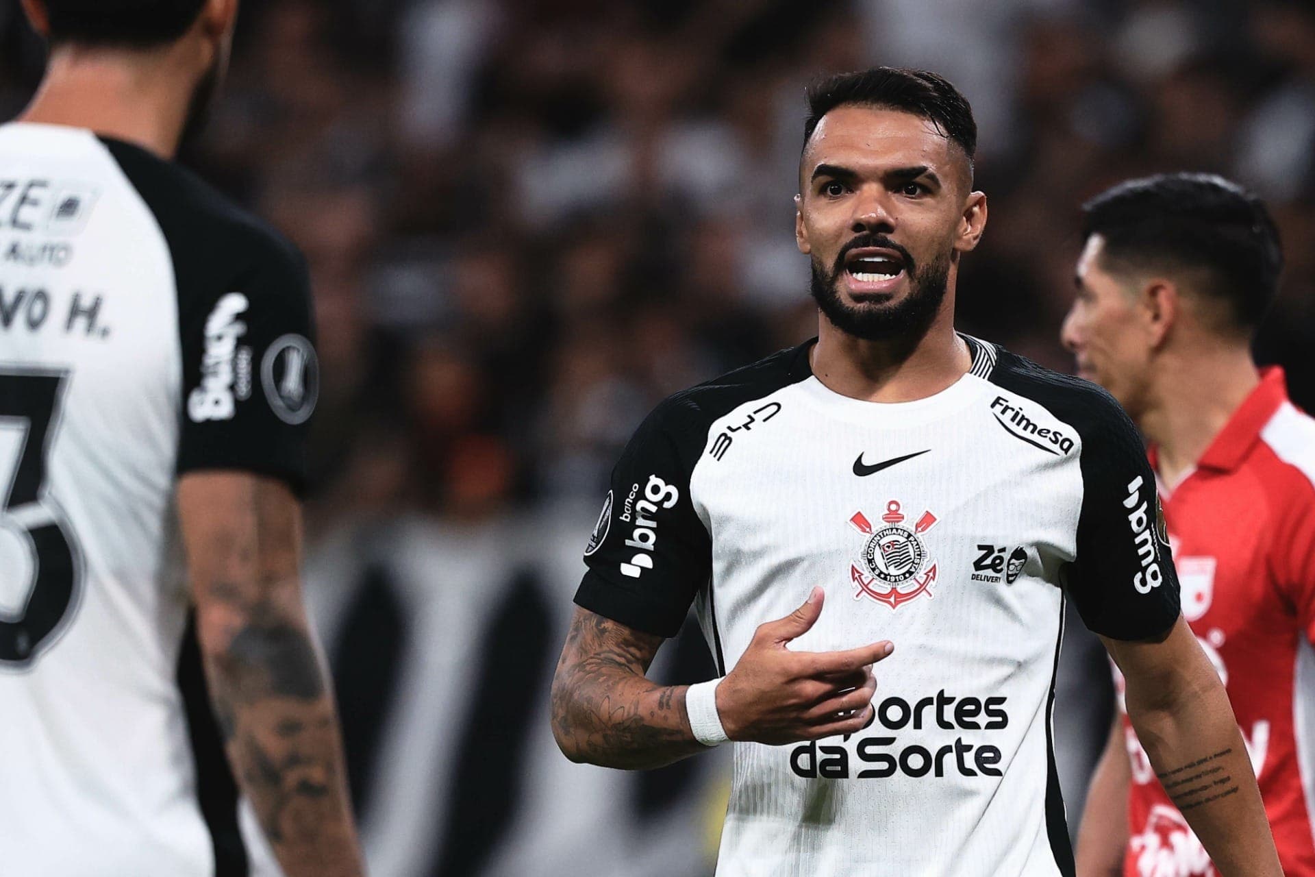 Raniele comemora gol anotado contra o Santa Fé, pela Libertadores