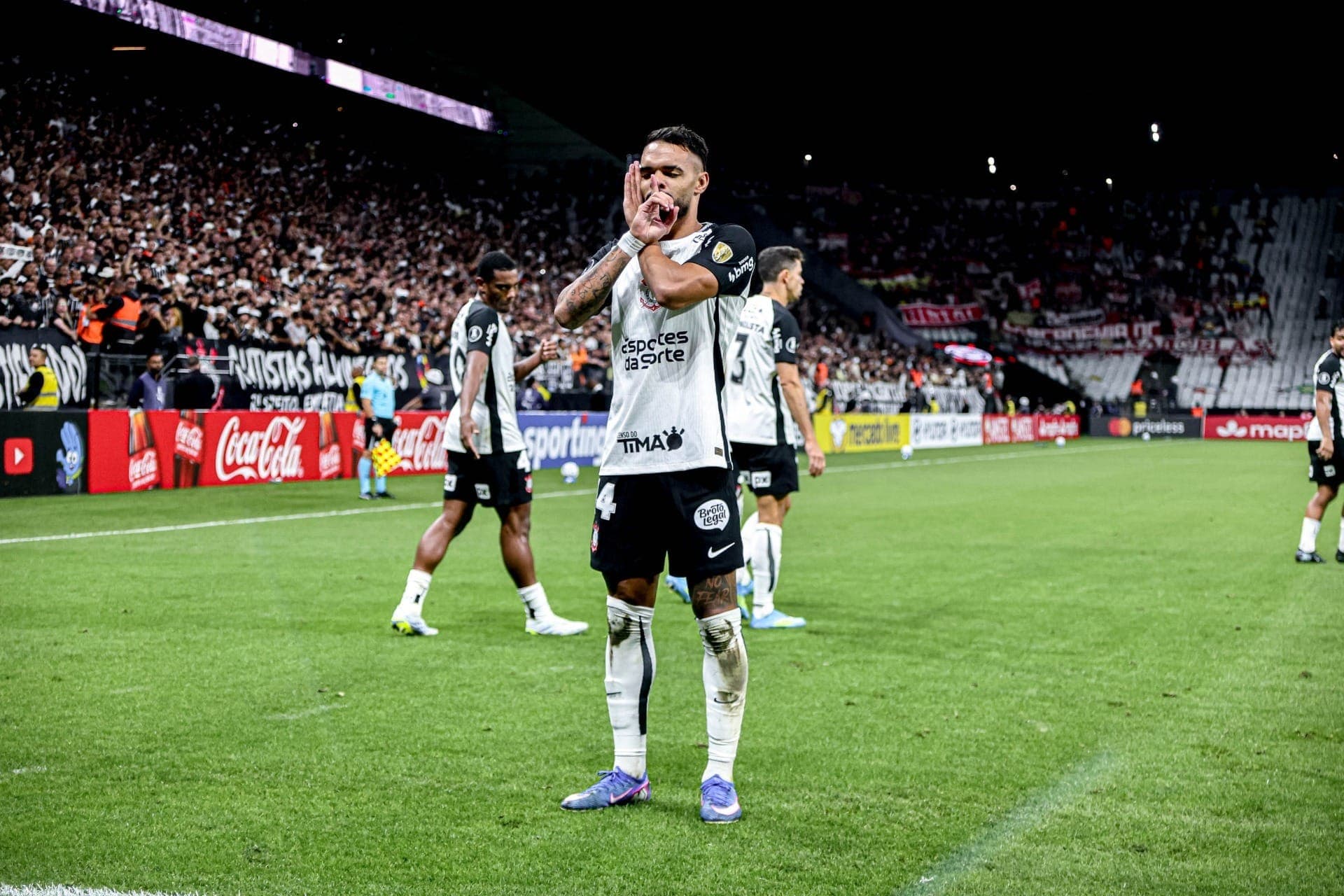 Raniele comemora seu gol contra o Santa Fé, pela Libertadores