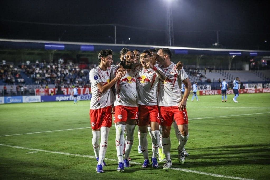 Bragantino comemora vitória sobre o Blooming-BOL, pela Sul-Americana