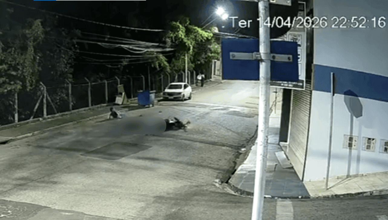 Dupla foi socorrida, mas um dos jovens não resistiu
