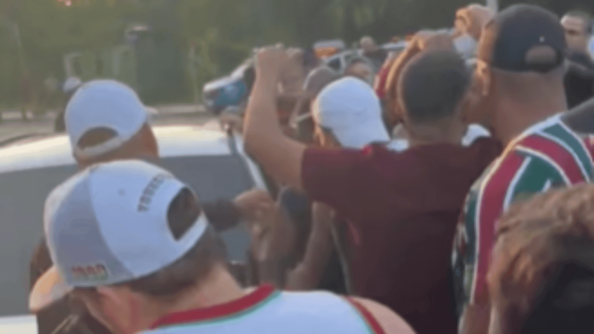 Torcedores abordam carro do zagueiro Freytes no CT