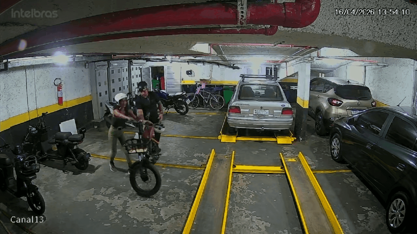 Casal é flagrado roubando bicicleta elétrica em garagem na Gávea, na Zona Sul do Rio