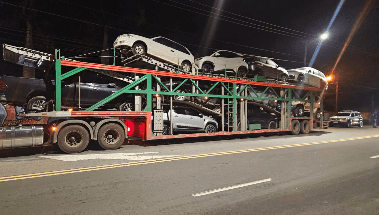 Polícia interceptou o veículo carregado com carros de luxo em Jundiaí