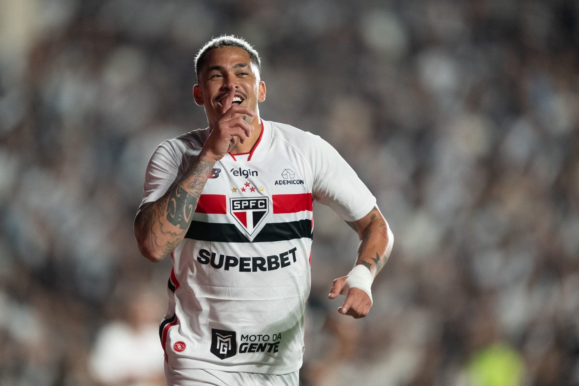 Luciano comemora gol pelo São Paulo
