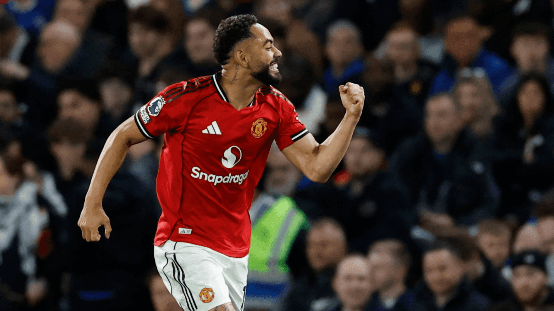 Matheus Cunha comemorando o gol da vitória do Manchester United