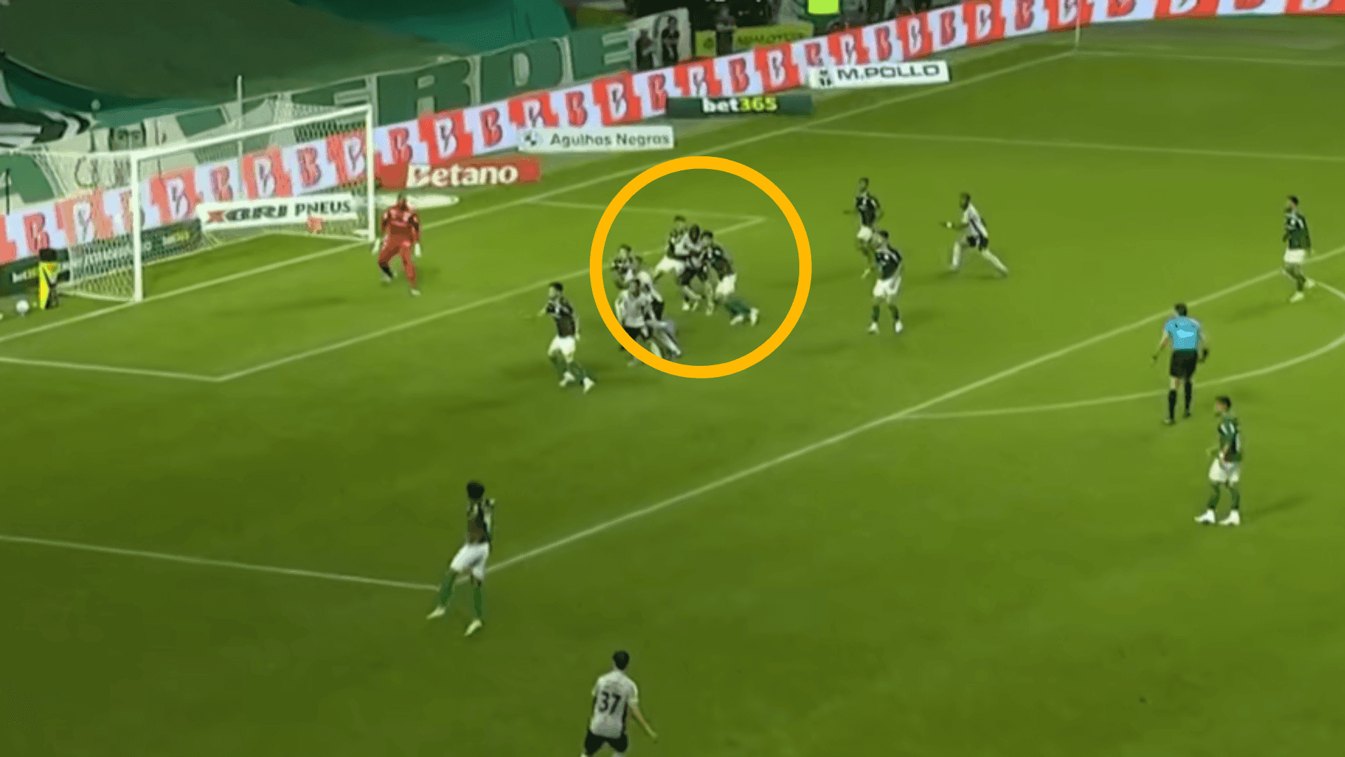 Arbitragem de vídeo retira penal para o Athletico