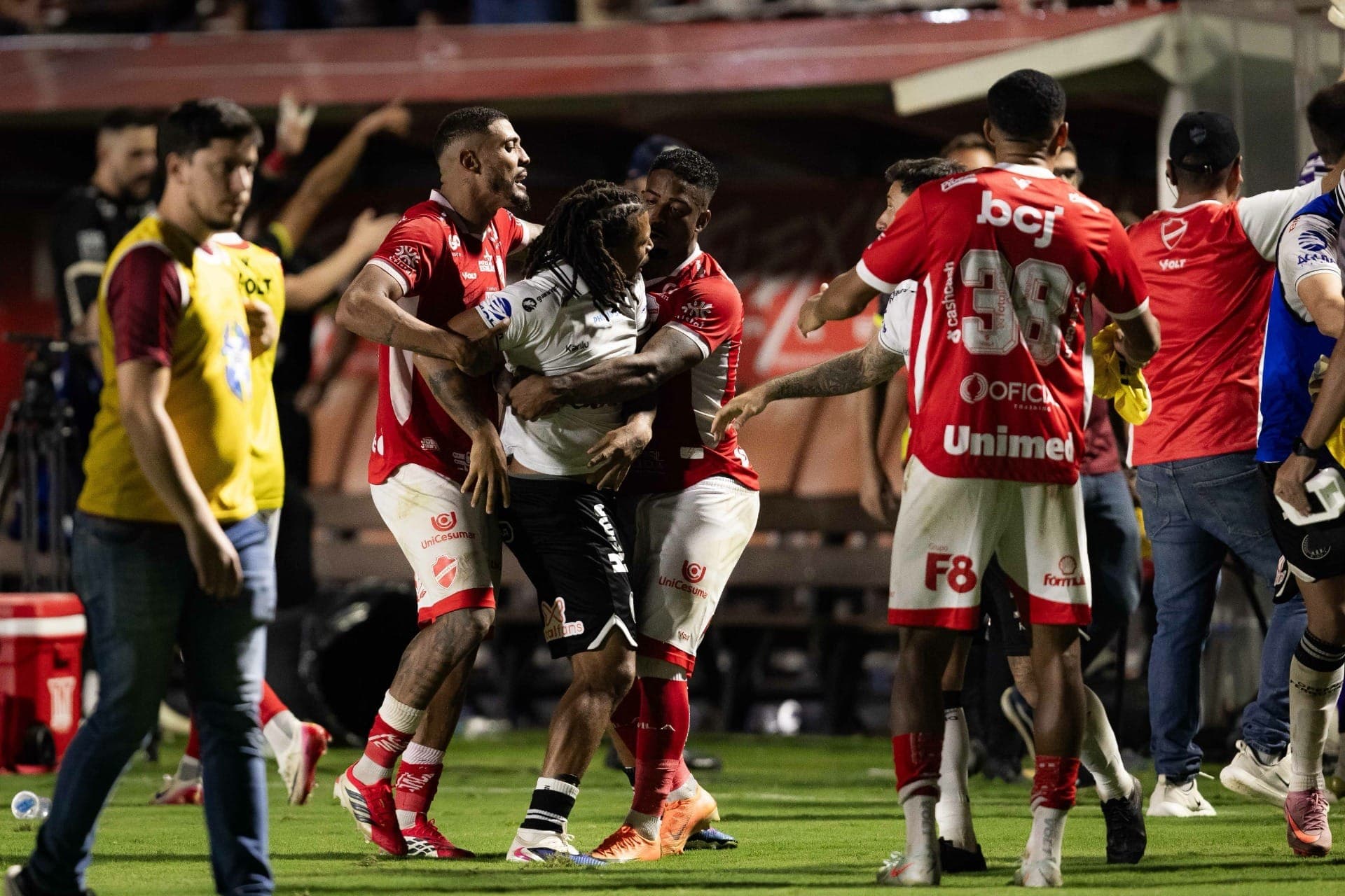 Berto, atacante do Operário, acusa torcedor do Vila Nova de injúria racial