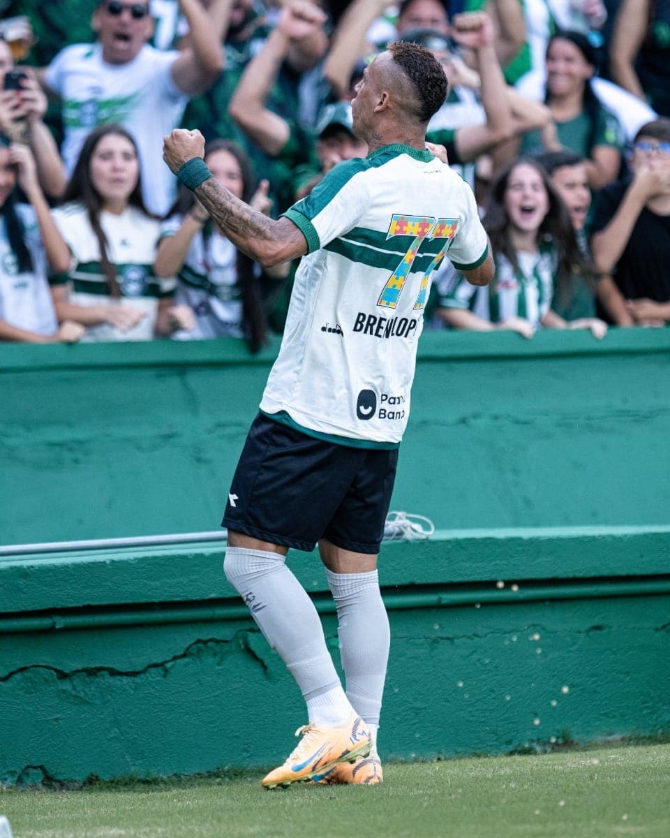 Breno Lopes comemora gol marcado sobre Galo