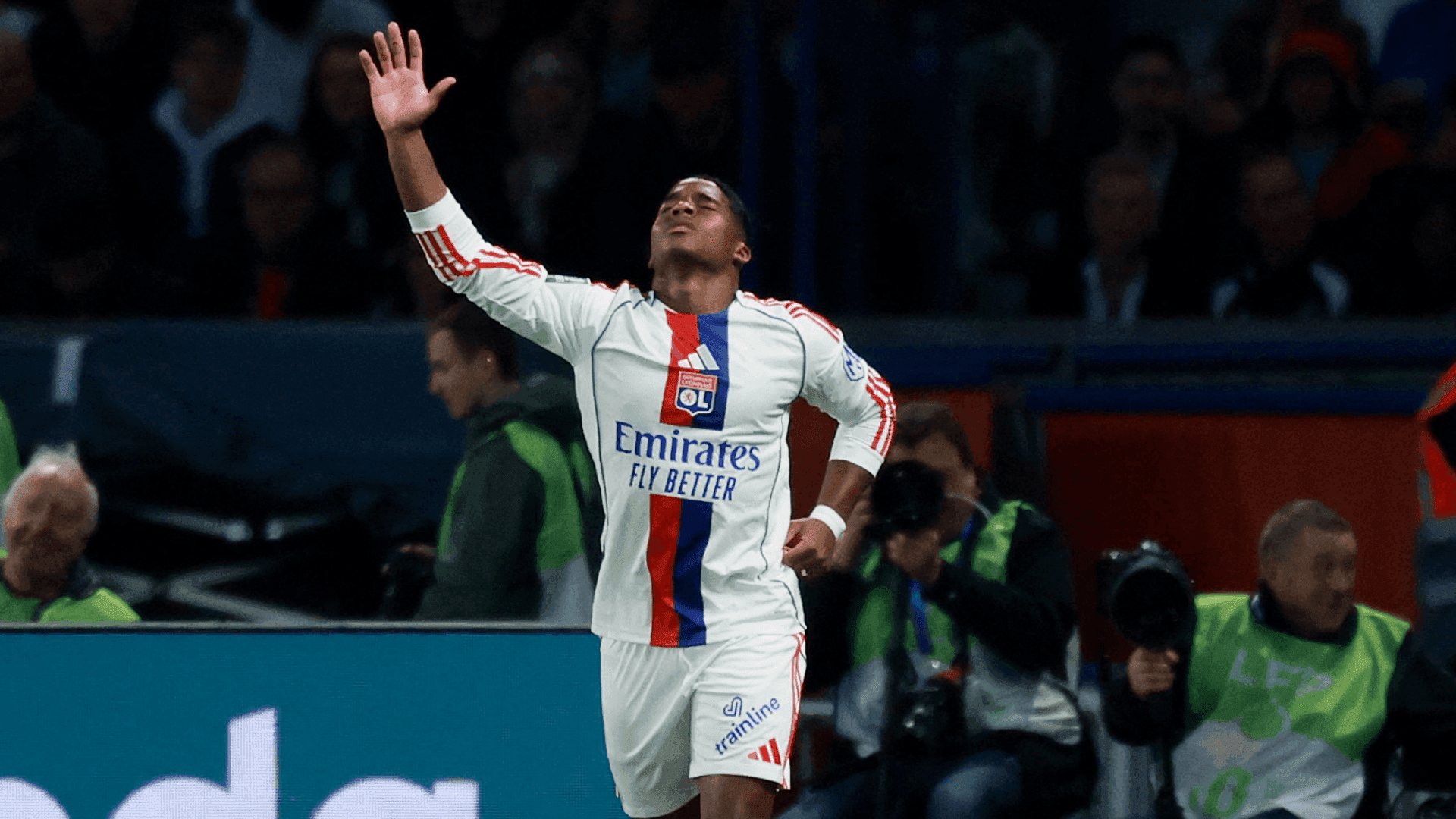 Endrick comemorando gol contra o PSG