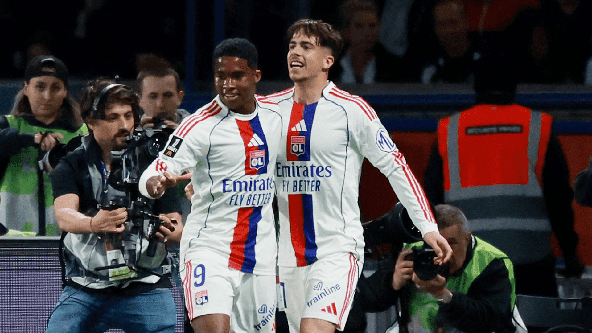 Endrick e Afonso Moreira comemorando o gol do Lyon contra o PSG