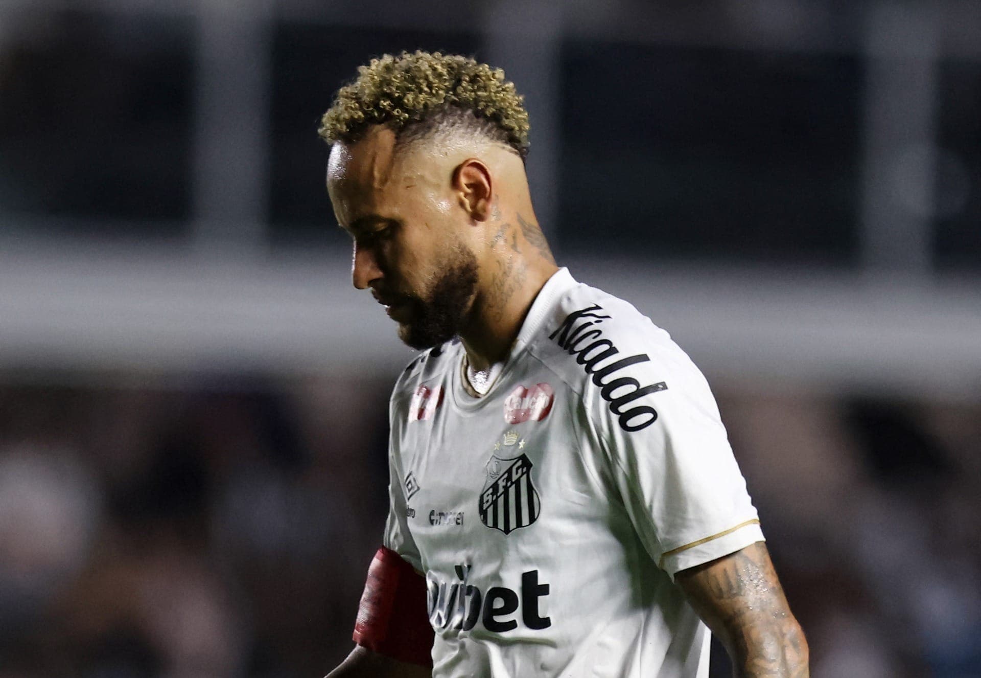 Neymar sai abatido da derrota do Santos para o Fluminense, pelo Brasileirão