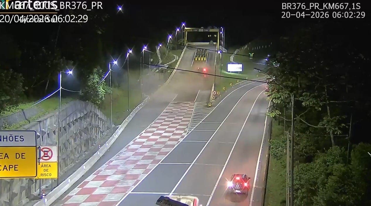 Caminhão usa área de escape na BR-376 após pane nos freios