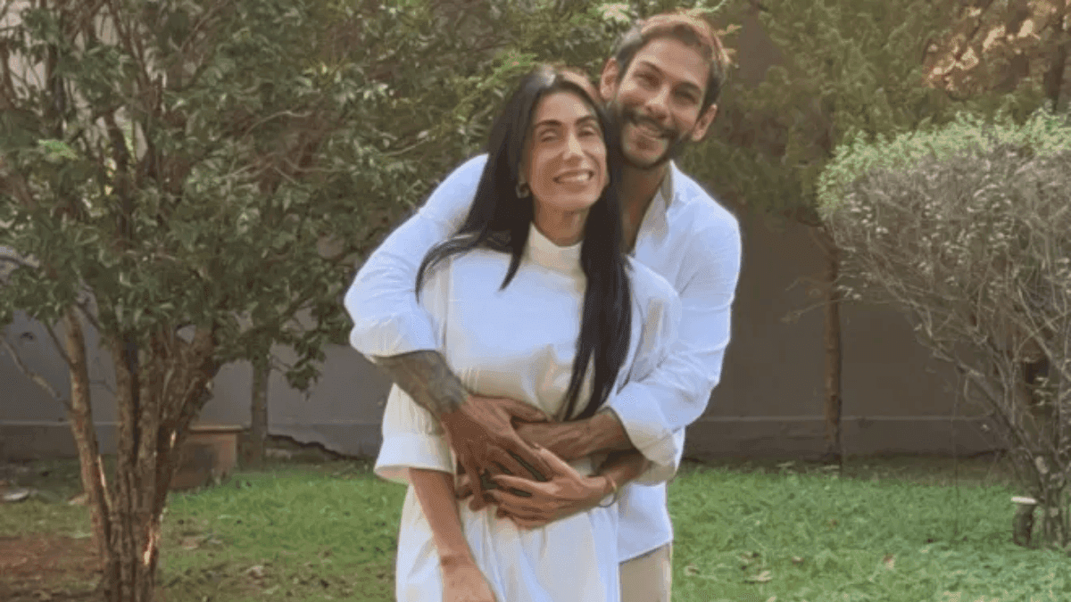 Michelle Barros e Shia Phoenix em anúncio de 'gravidez'