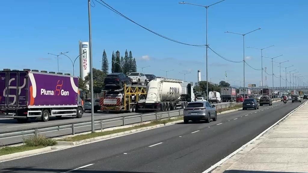 Lentidão na Dutra, na altura de Jacareí e São José dos Campos