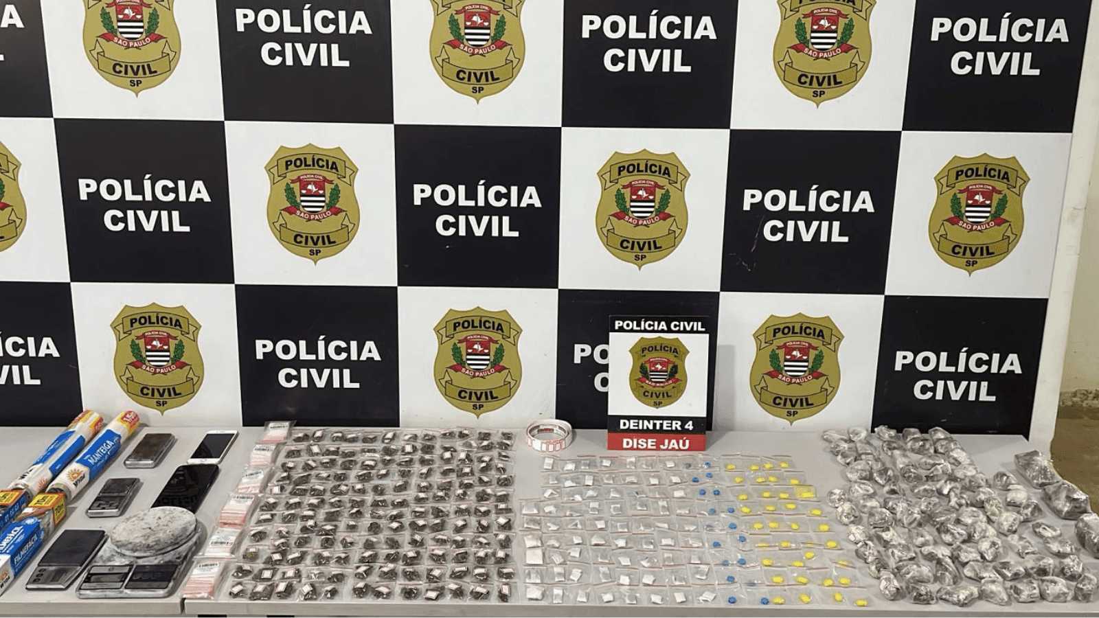 Ele foi bordado com várias porções de entorpecentes
