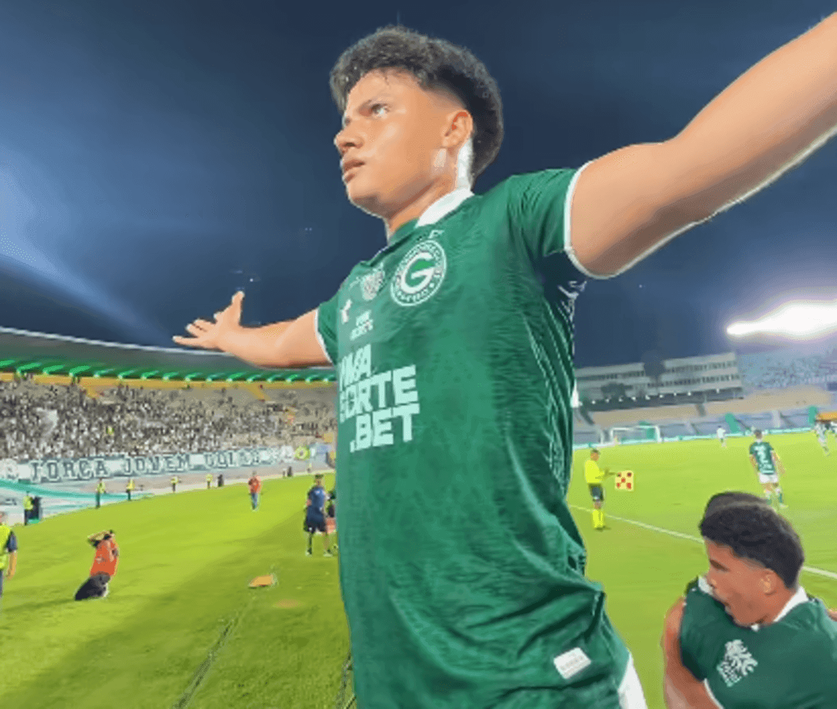 Esli Garcia comemora golaço