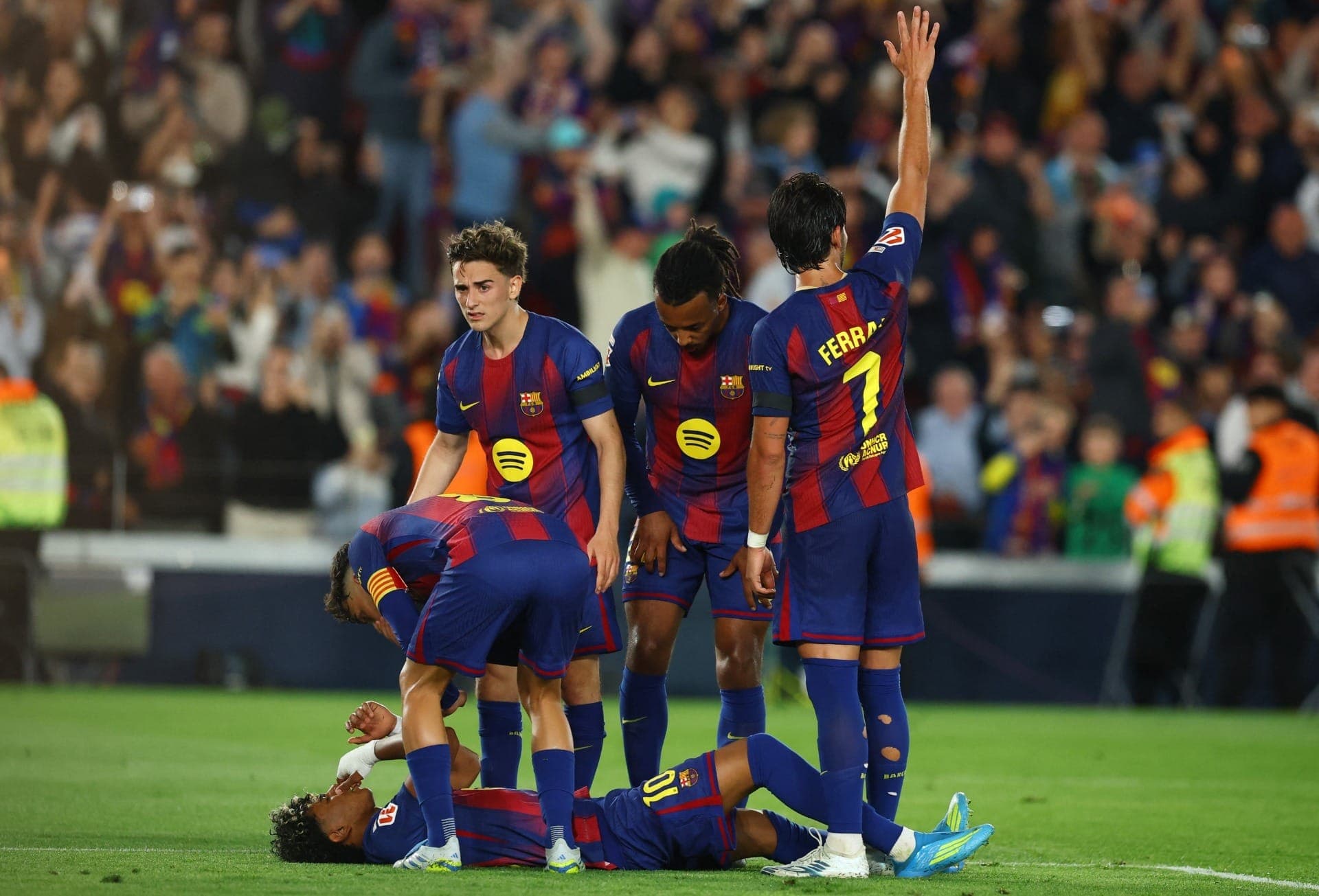 Lamine Yamal sente dores e é substituído no Barcelona