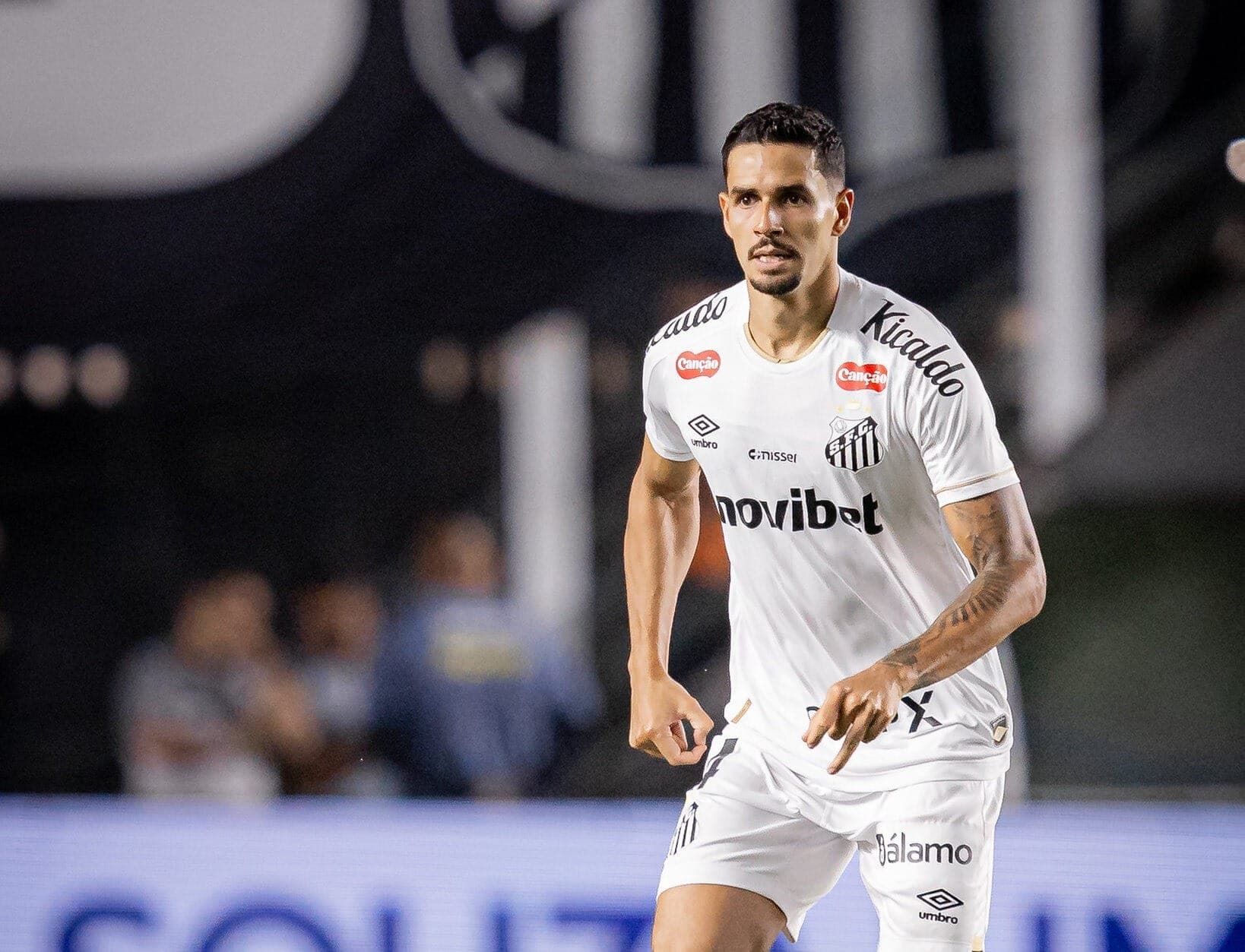 Lucas Veríssimo em jogo contra o Coritiba, pela Copa do Brasil