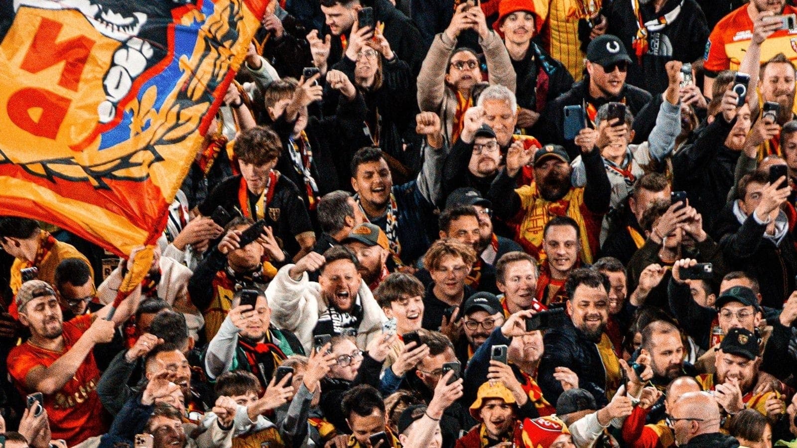 Torcida do Lens invadiu o campo para comemorar vaga na final