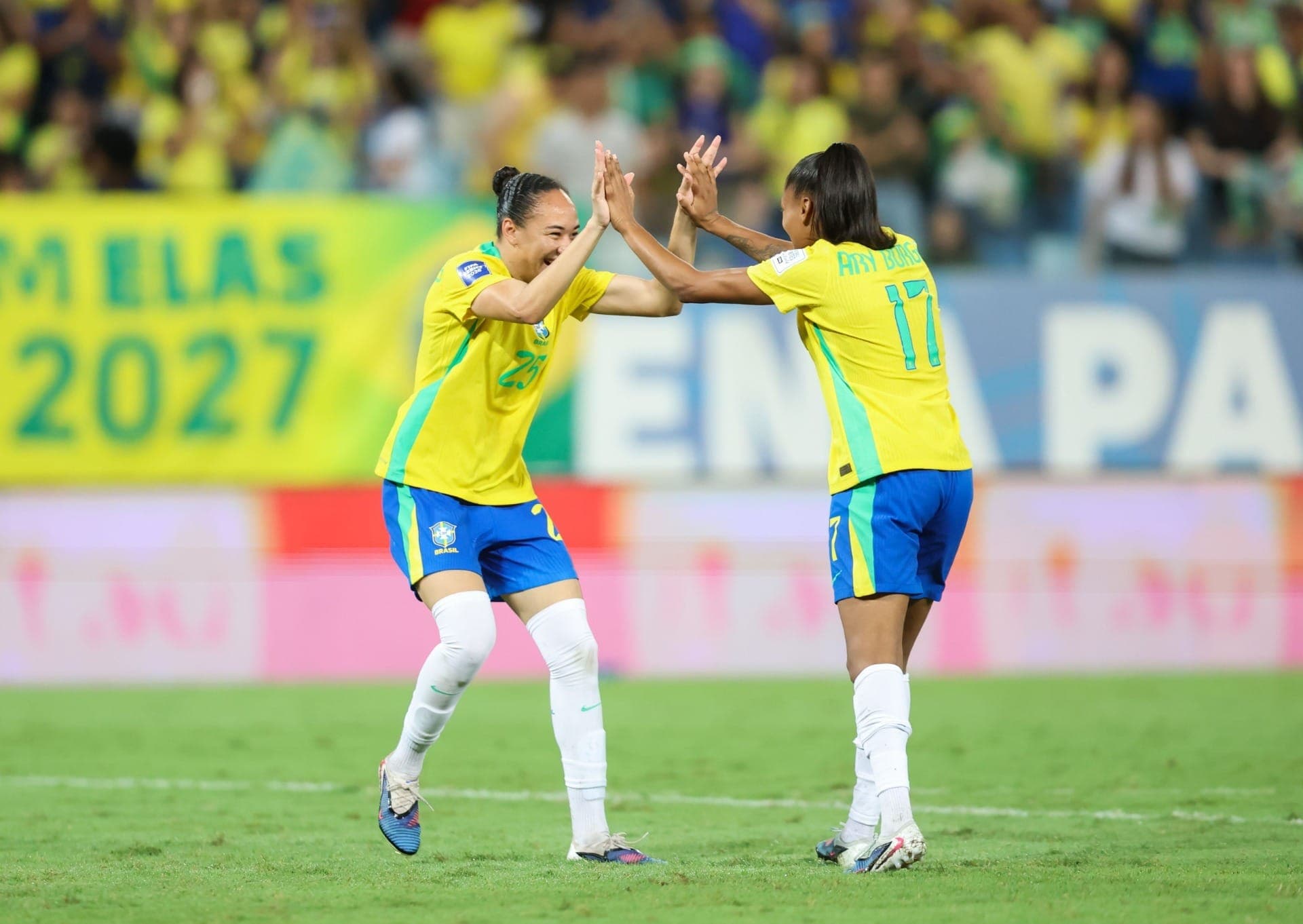 Aline Gomes comemora primeiro gol pela Seleção Brasileira com Ary Borges, contra Canadá