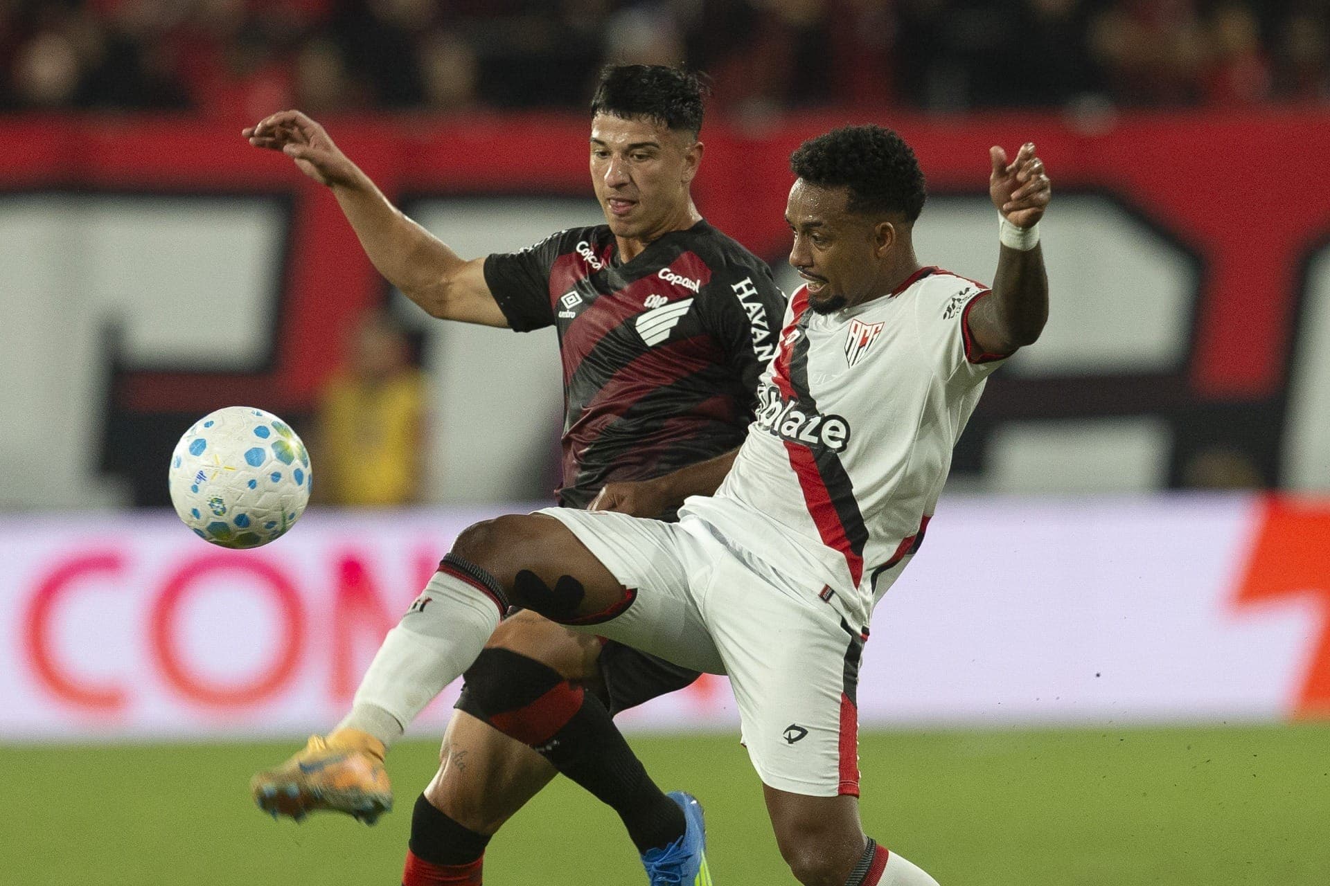 Athletico-PR e Atlético-GO em jogo de ida pela quinta fase da Copa do Brasil