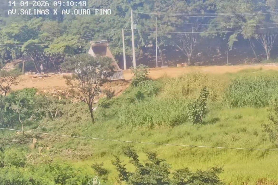 Câmera do CSI flagra o descarte ilegal de resíduos na manhã desta terça (14) nas proximidades do PEV do Campo dos Alemães; o responsável foi multado em R$ 35 mil
