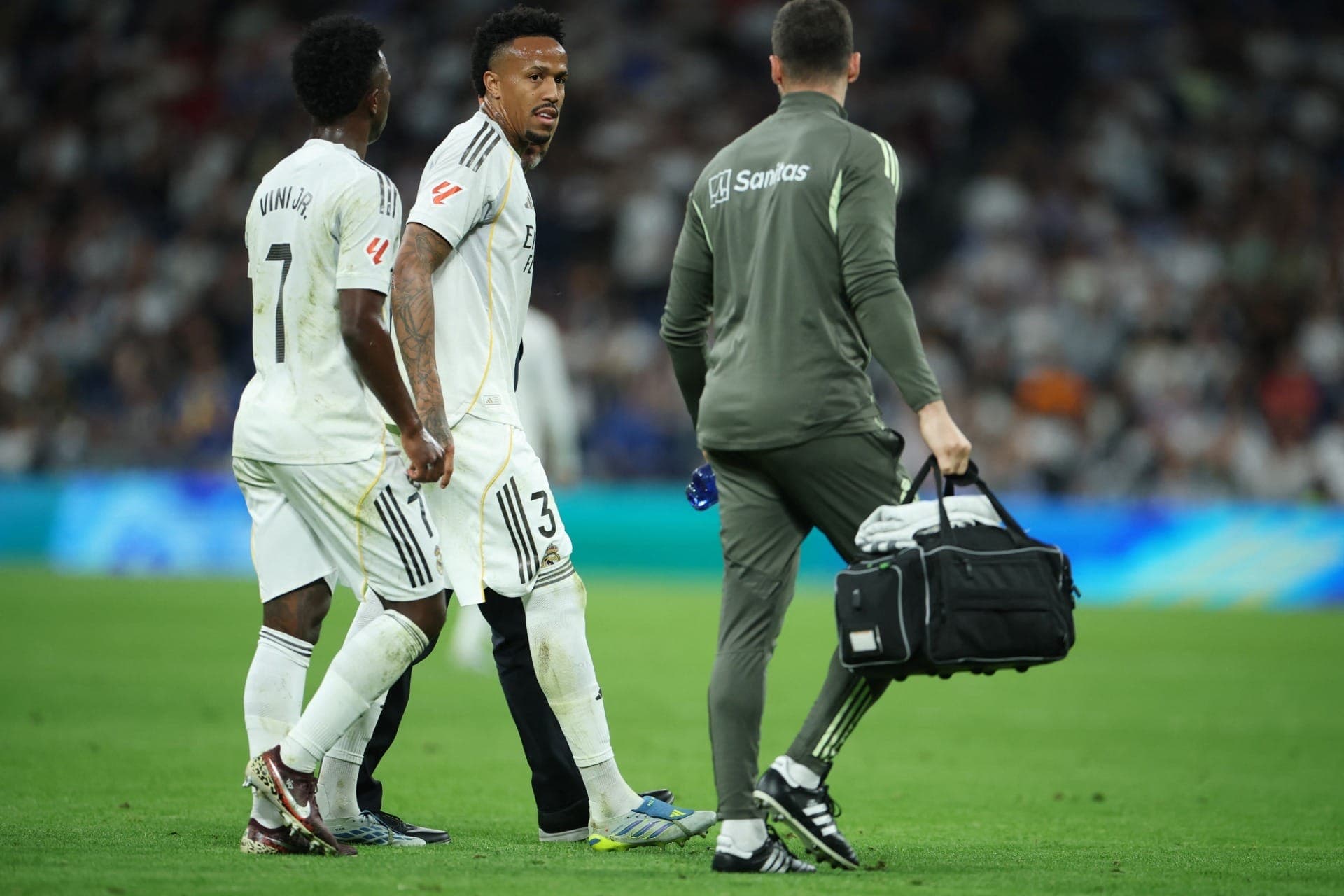 Éder Militão deixa campo após lesão em jogo do Real Madrid