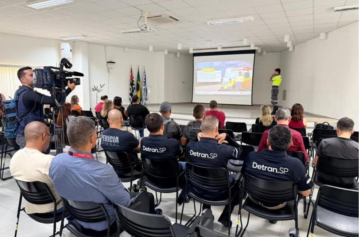 Encontro reuniu representantes de órgãos públicos, instituições de ensino e lojistas do segmento para orientar, esclarecer dúvidas e fortalecer a segurança viária na cidade