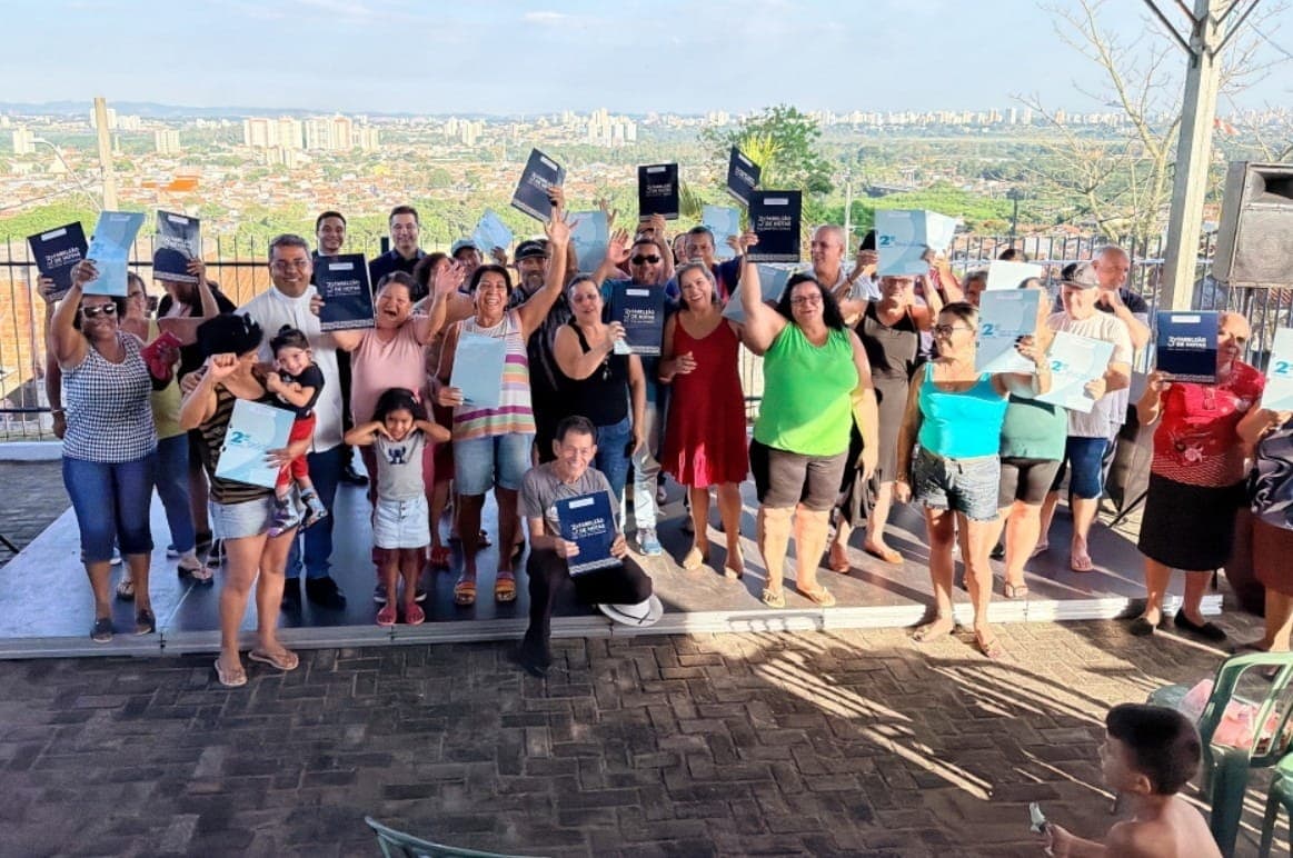 Famílias da Vila Leila recebem escrituras em clima de emoção