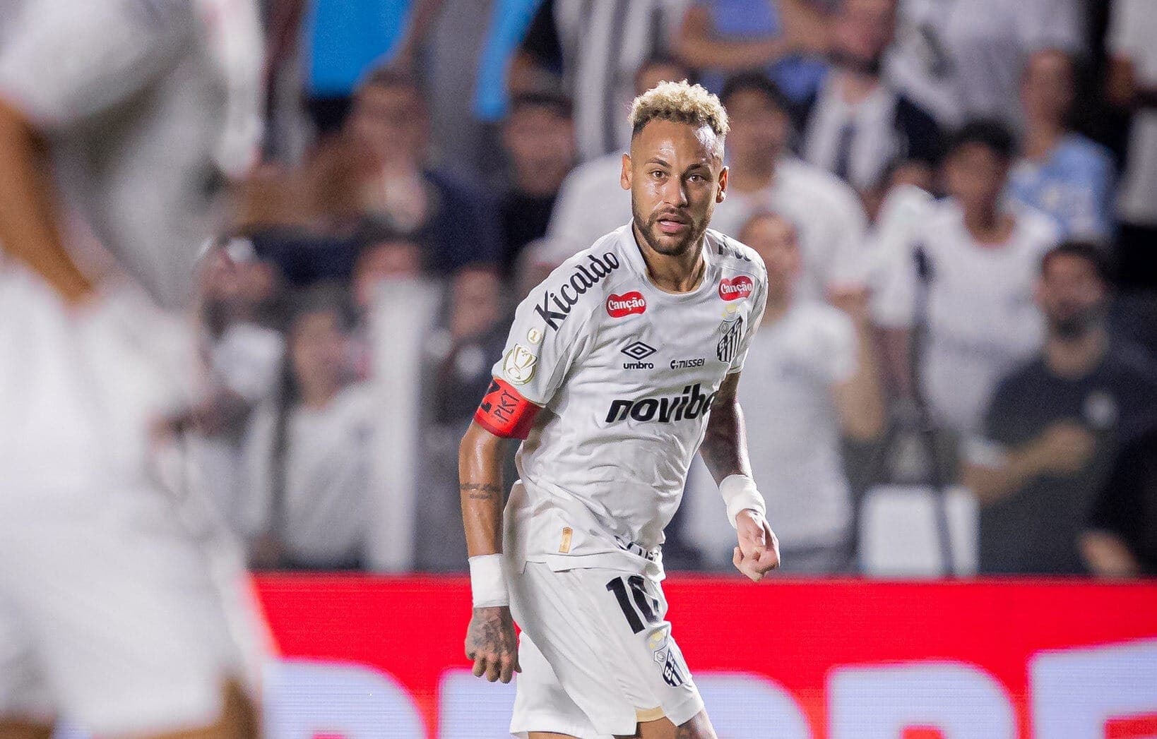 Neymar em ação contra o Coritiba, pela Copa do Brasil