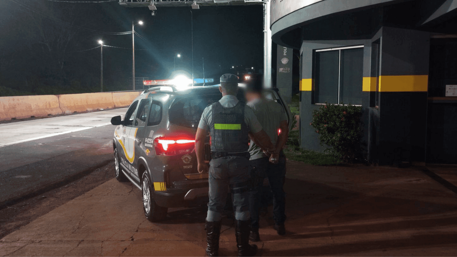 O suspeito é procurado pela justiça por importunação sexual