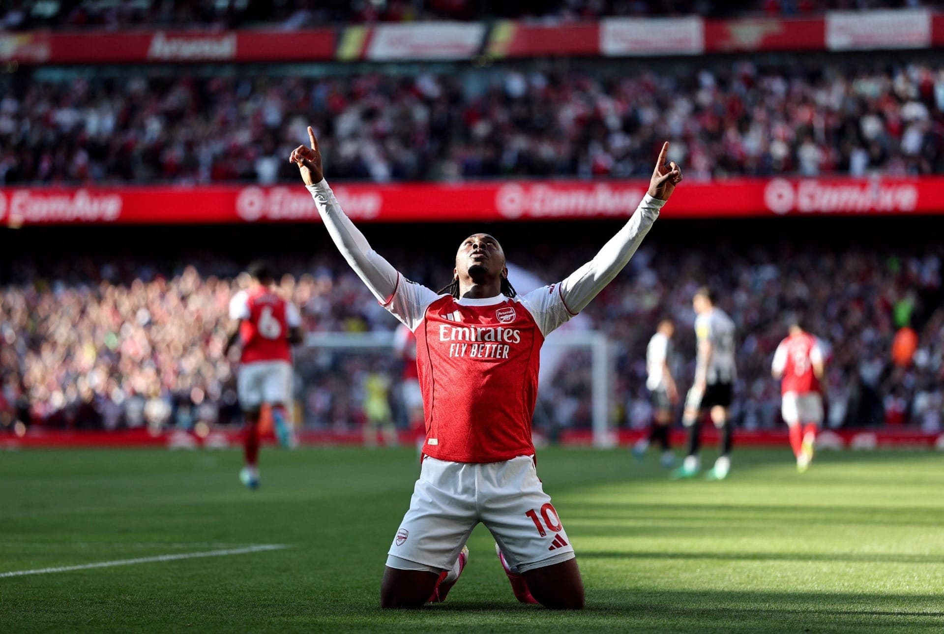 Eze comemora gol da vitória do Arsenal sobre Newcastle