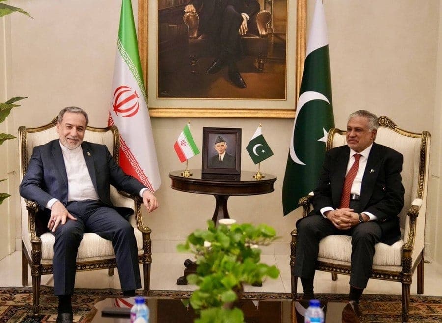 Ministro iraniano Abbas Araghch com representante paquistanês