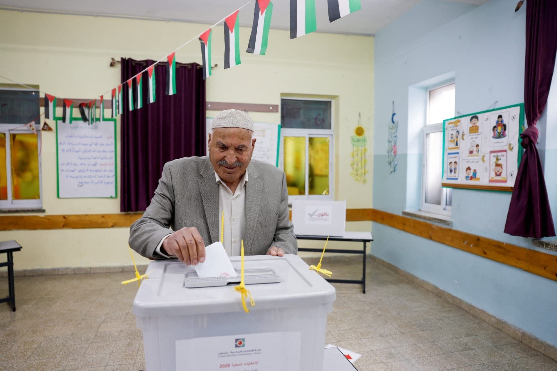 Palestino vota na Cisjordânia; eleição é a primeira em Gaza em 20 anos