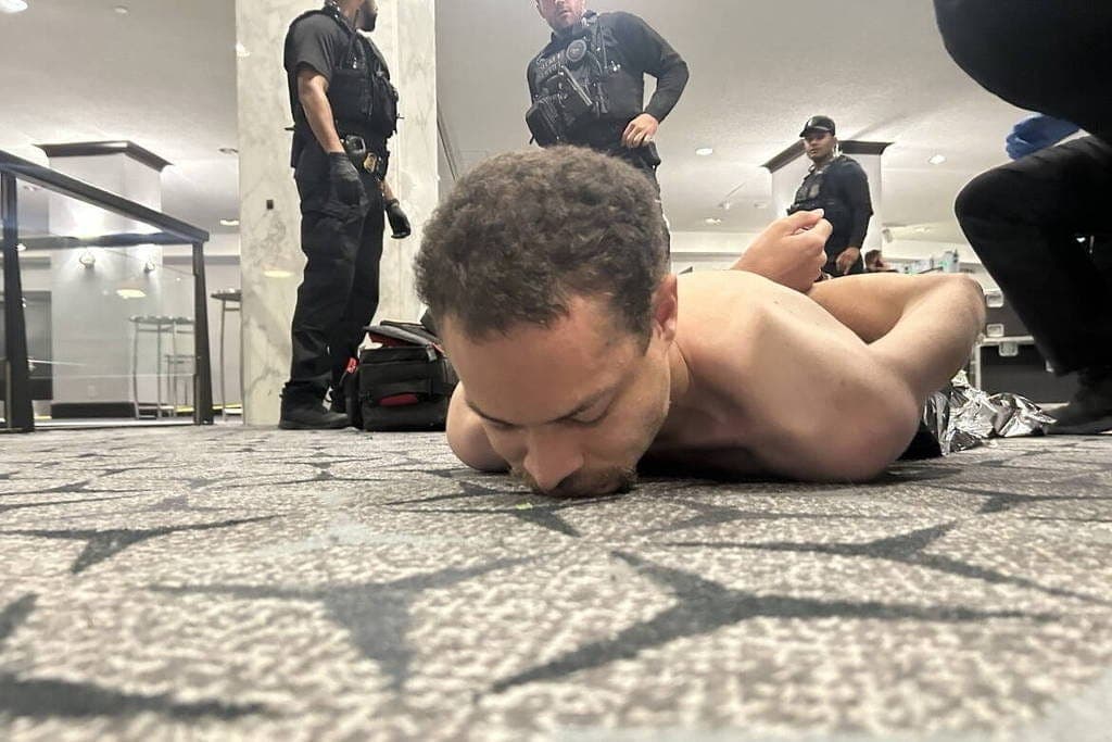 Foto do suspeito sob custódia, compartilhada por Donald Trump