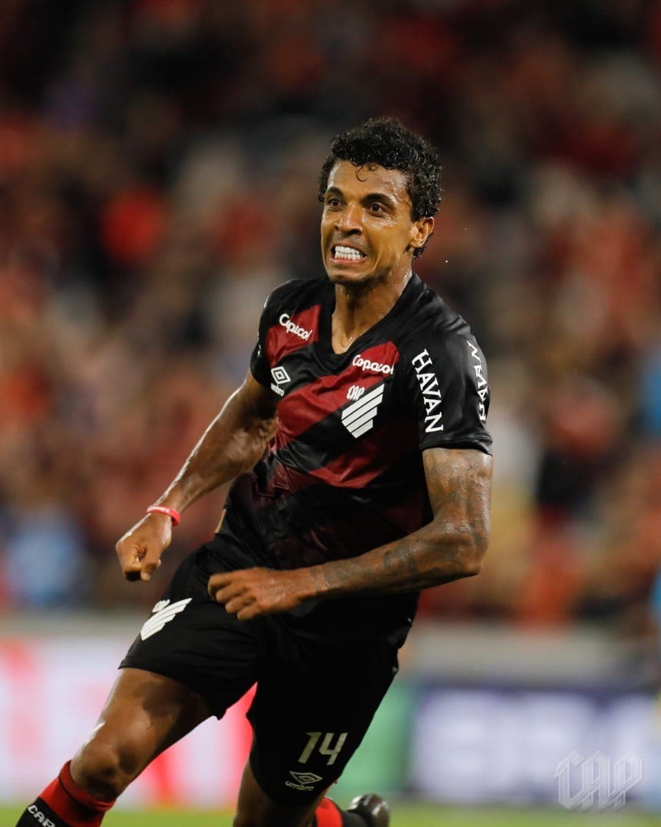 Luiz Gustavo marca o terceiro do Athletico na partida contra o Vitória