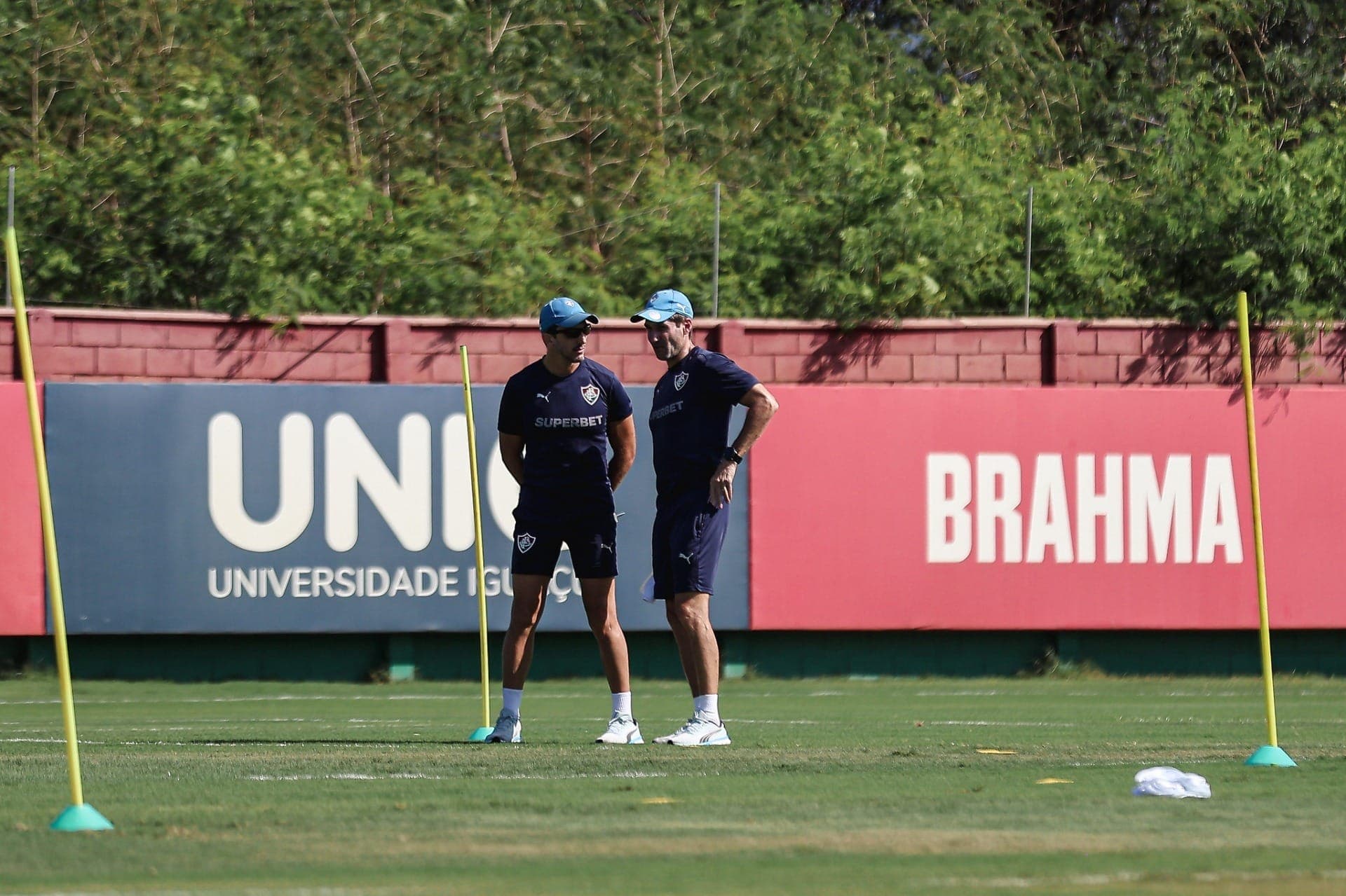 Zubeldía conversa com auxiliar em treino do Fluminense